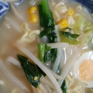 市販の豚骨スープでもやし、にらラーメン